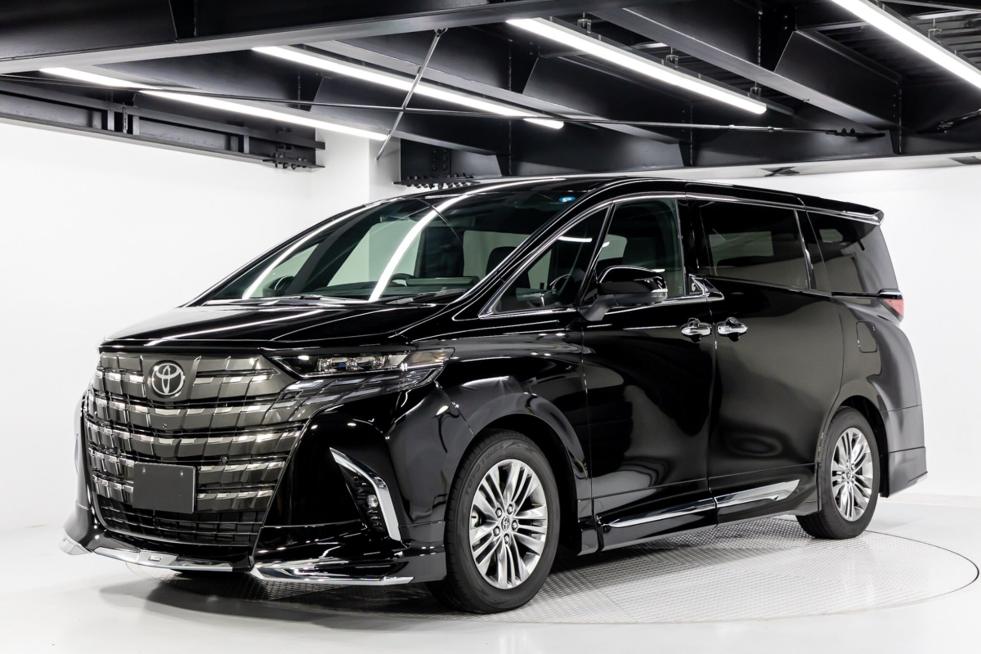2026 Toyota ALPHARD — фото 1