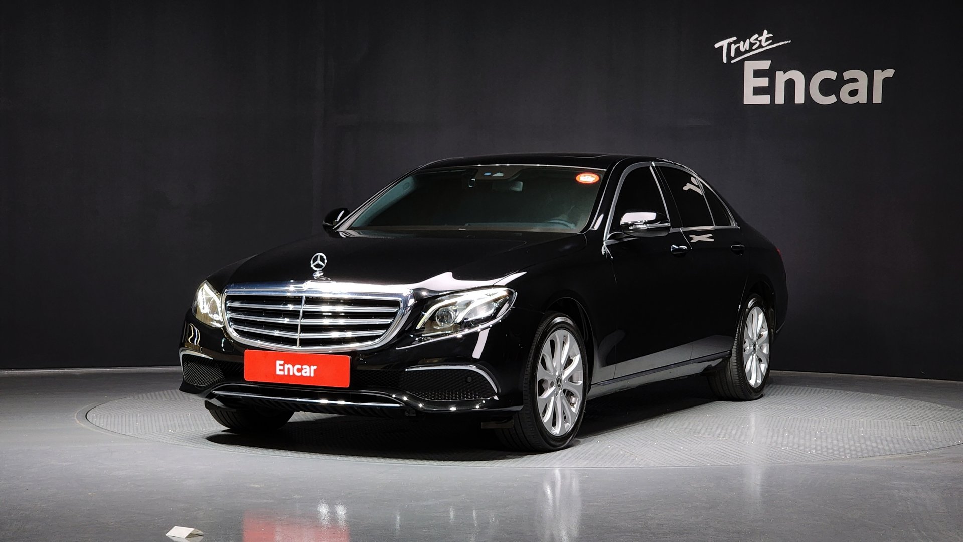 MERCEDES-BENZ E-CLASS - View 1