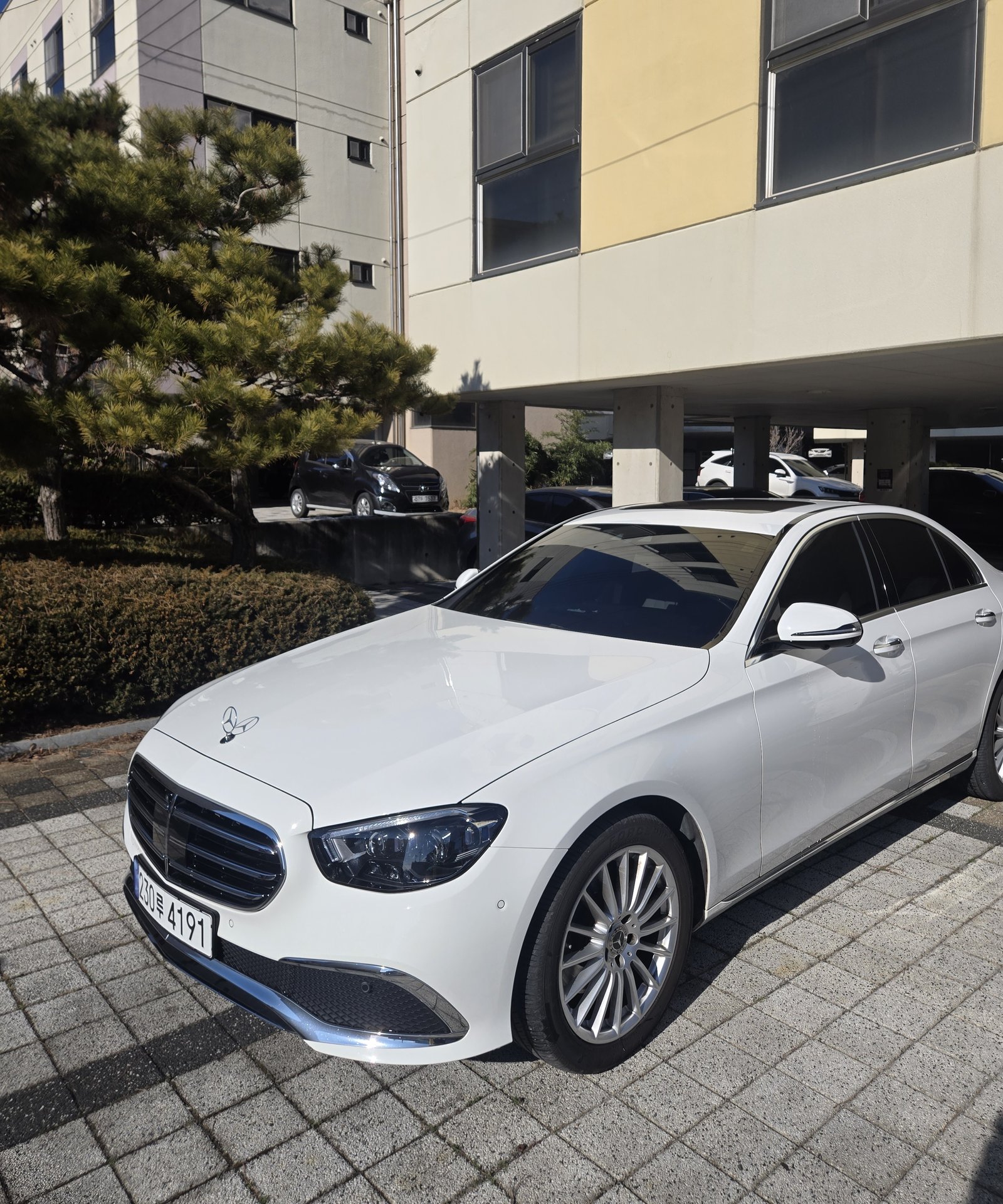 MERCEDES-BENZ E-CLASS - View 1