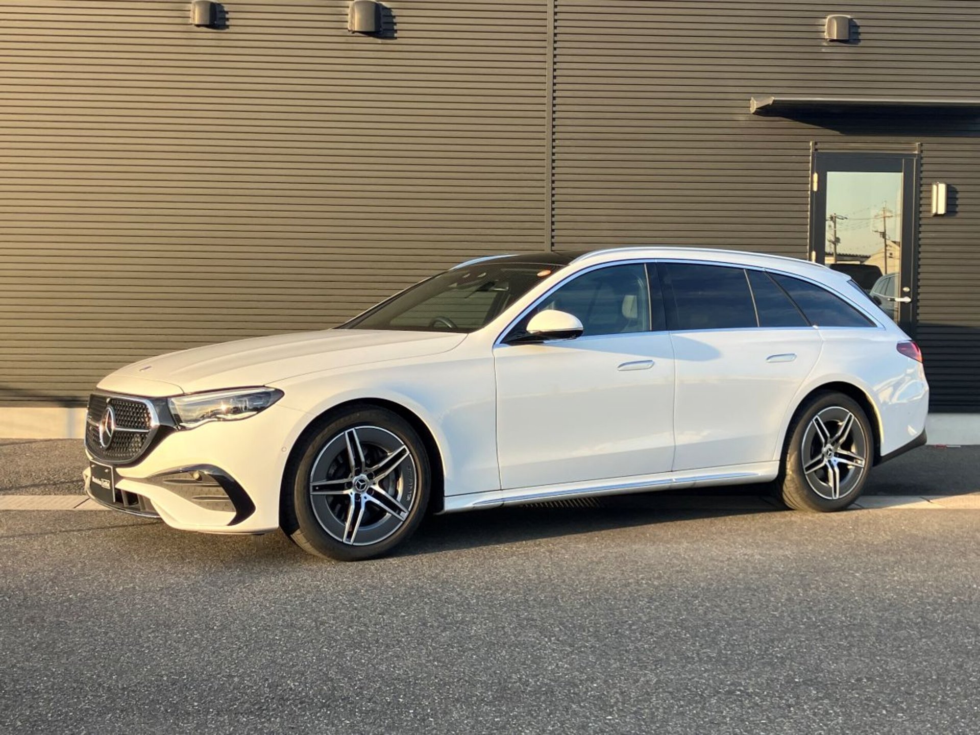 MERCEDES-BENZ E-CLASS WAGON - View 1