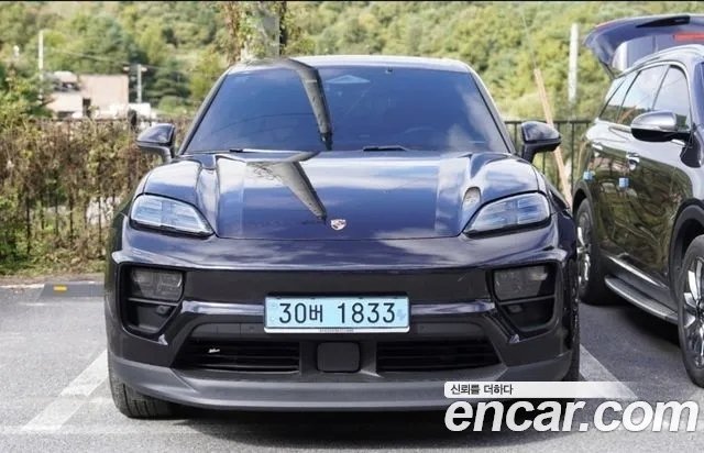 PORSCHE MACAN - View 1