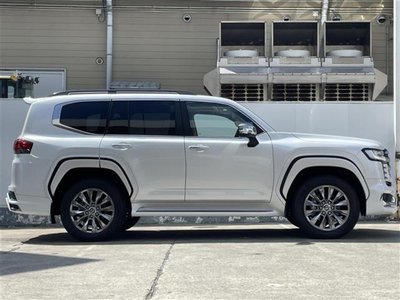 TOYOTA LAND CRUISER 300 - 8