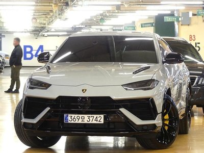 LAMBORGHINI URUS - 2