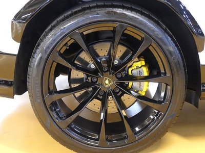 LAMBORGHINI URUS - 6