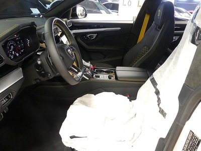 LAMBORGHINI URUS - 10