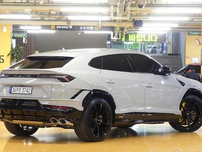 LAMBORGHINI URUS - 4