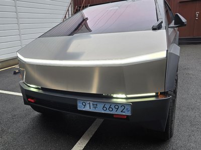 TESLA CYBERTRUCK - 1