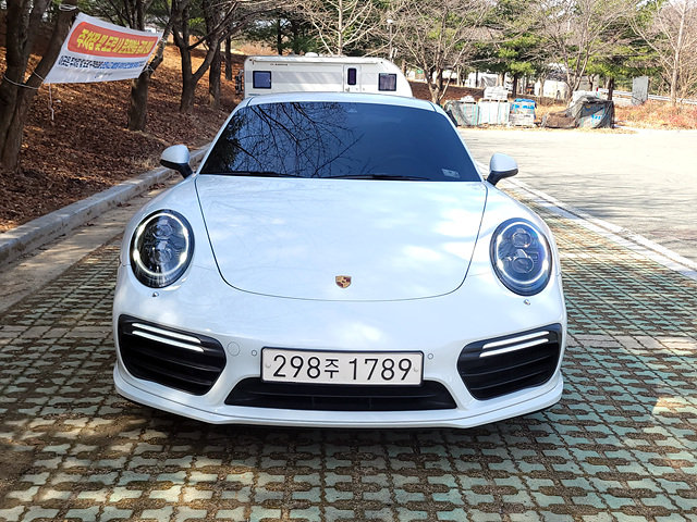 PORSCHE 911 - View 1