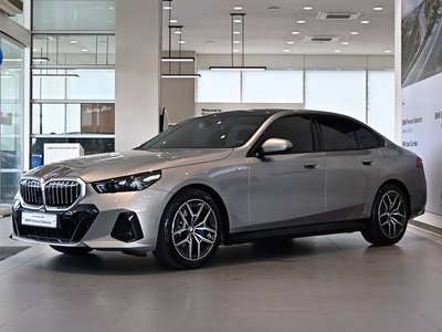 BMW 5 SERIES - 1