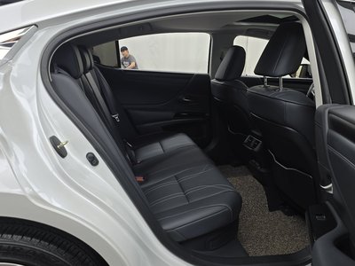 2025 Lexus ES — миниатюра 17