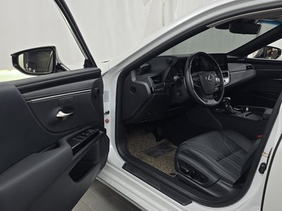 2025 Lexus ES — миниатюра 13