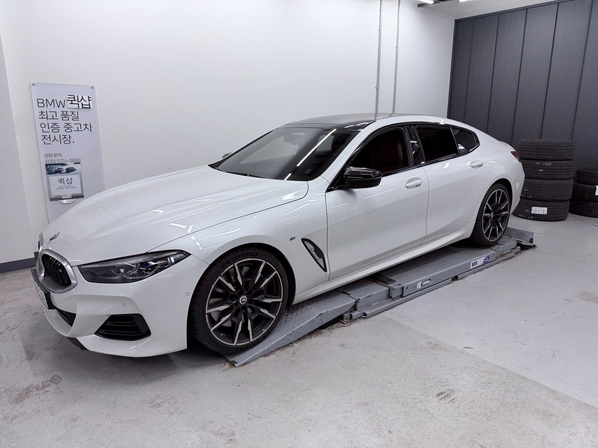 BMW 8 SERIES - View 1
