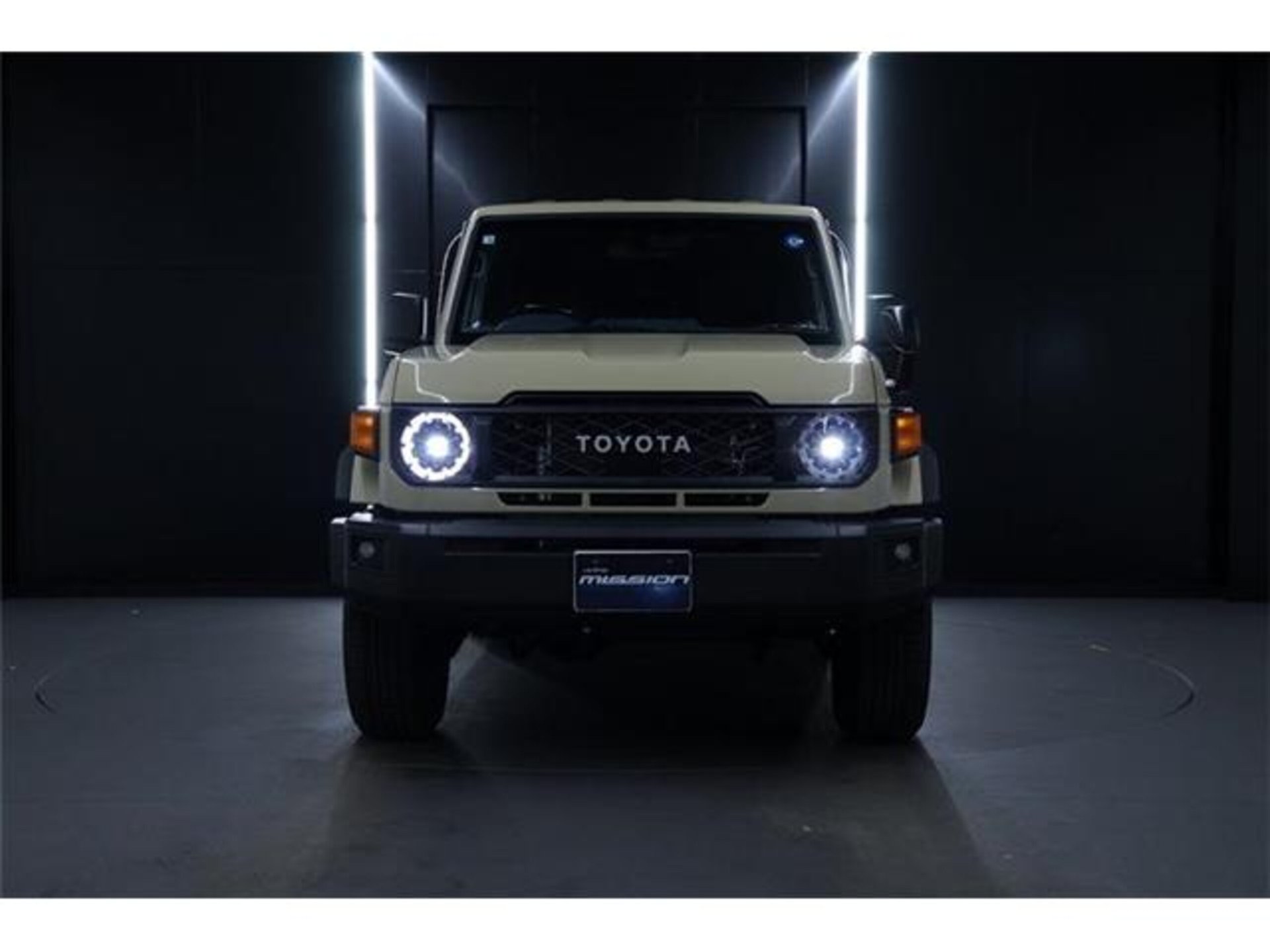 TOYOTA LAND CRUISER 70 - View 1