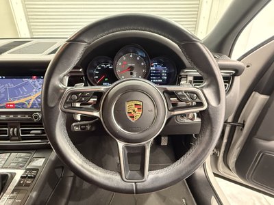 PORSCHE MACAN - 10