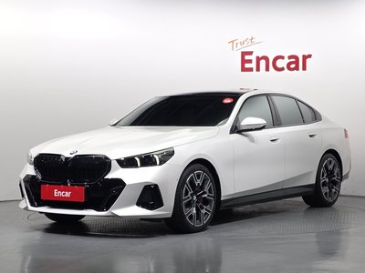 2025 BMW 5 SERIES photo 1
