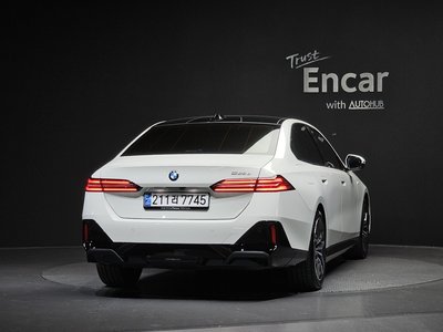 2025 BMW 5 SERIES — фото 4