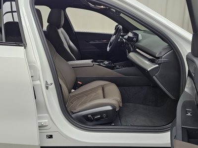 2025 BMW 5 SERIES 缩略图 16