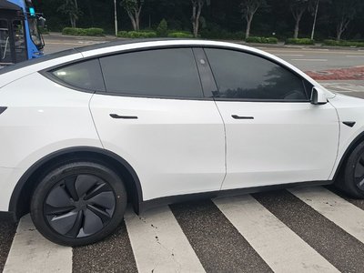 TESLA MODEL Y - 3
