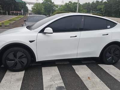 TESLA MODEL Y - 1