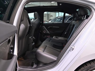 صورة 10 لـ 2025 BMW I5