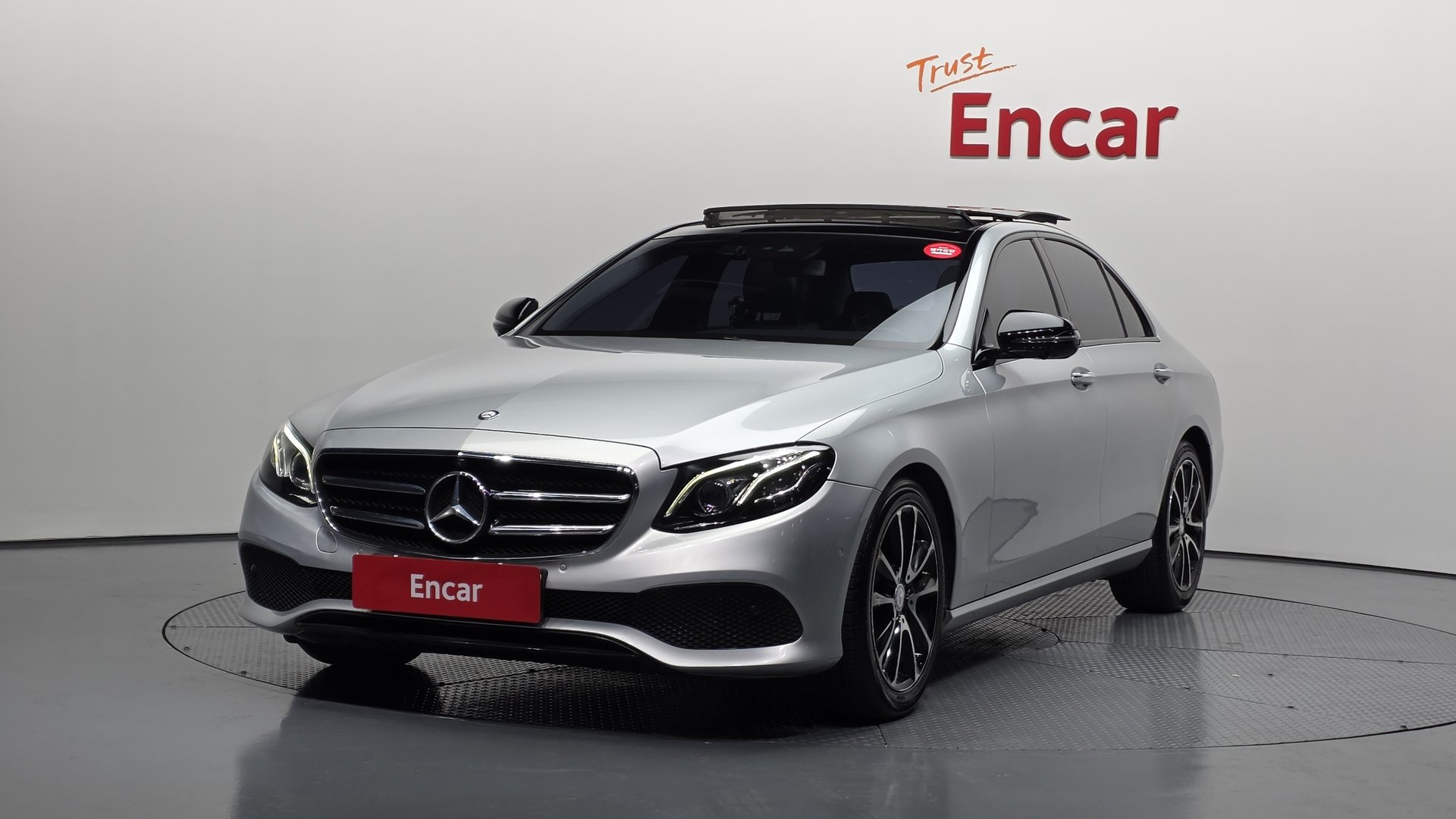 MERCEDES-BENZ E-CLASS - View 1