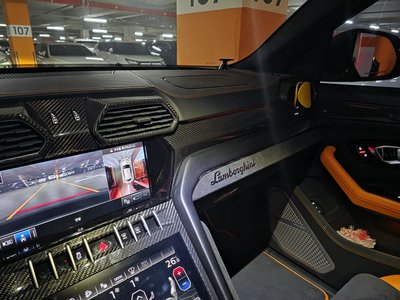 LAMBORGHINI URUS - 8