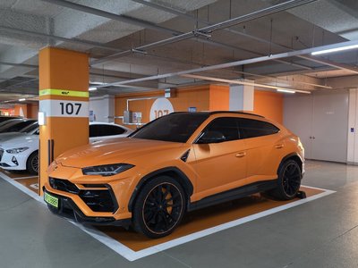 LAMBORGHINI URUS - 1