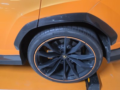 LAMBORGHINI URUS - 10