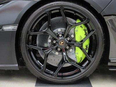 صورة 6 لـ 2025 Lamborghini REVUELTO