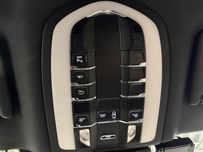 2023 Porsche MACAN thumbnail 25
