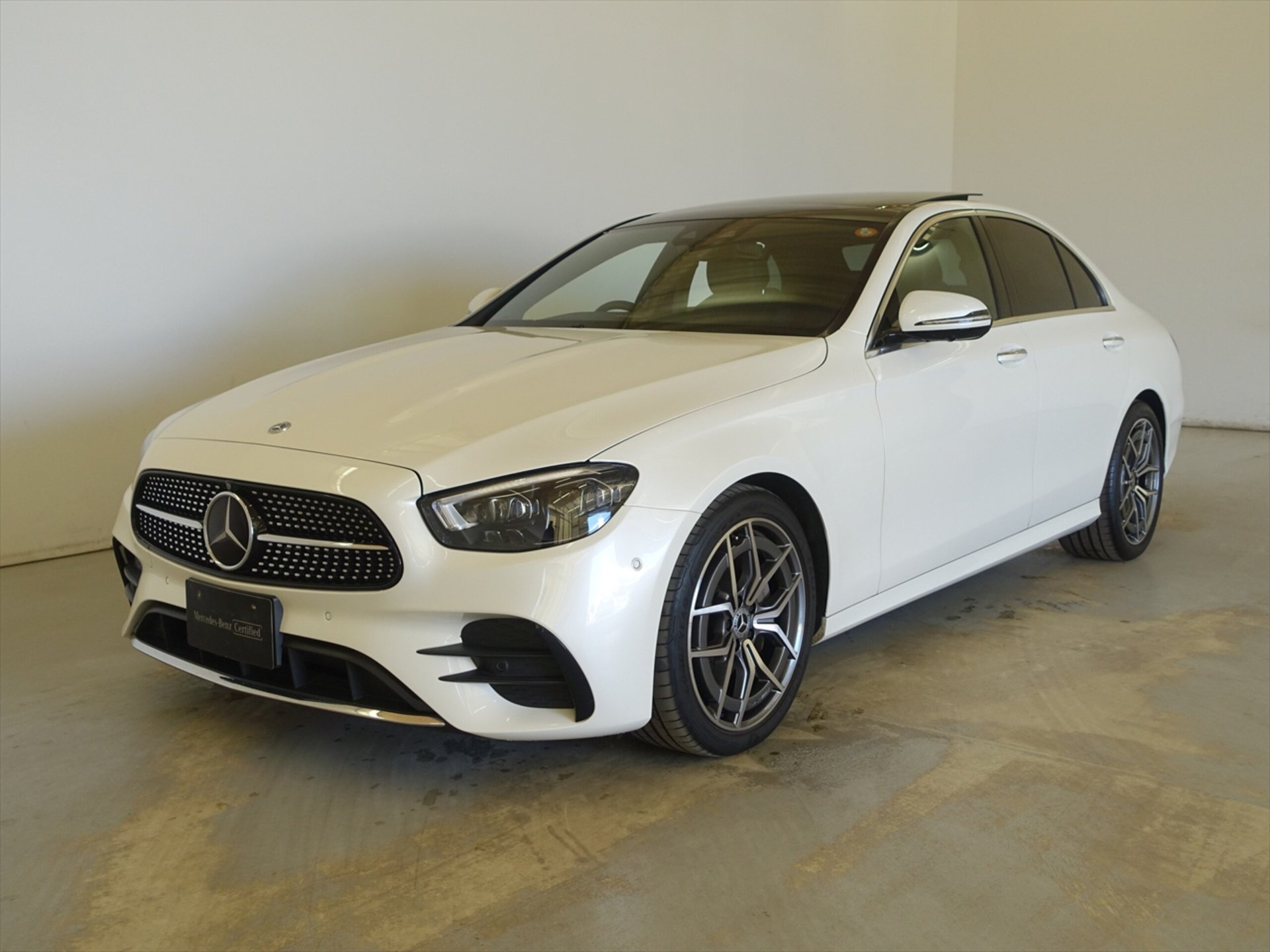 MERCEDES-BENZ E-CLASS - View 1