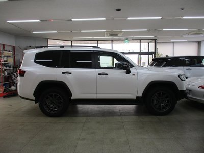 TOYOTA LAND CRUISER 300 - 8