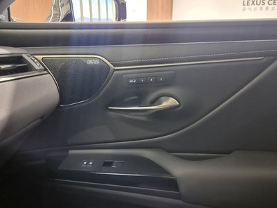 2025 Lexus ES — миниатюра 17