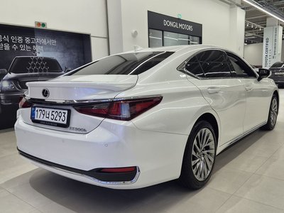 صورة 4 لـ 2025 Lexus ES