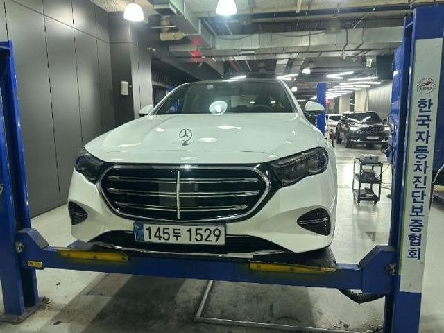 MERCEDES-BENZ E-CLASS - View 1