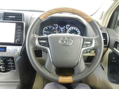 TOYOTA LAND CRUISER PRADO - 8