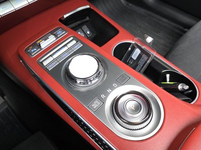 صورة 9 لـ 2021 Genesis GV70