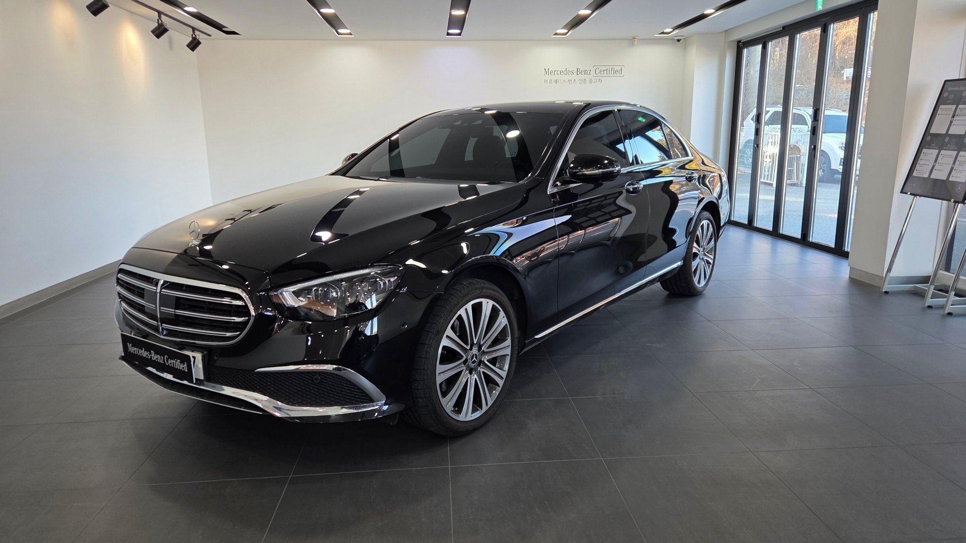 MERCEDES-BENZ E-CLASS - View 1