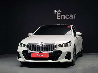 2025 BMW 5 SERIES 照片 2
