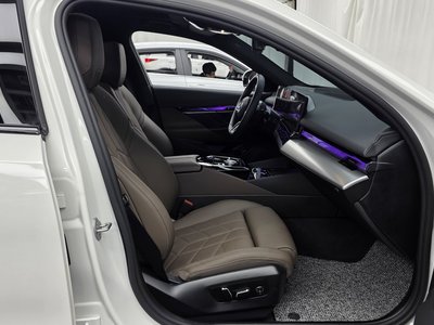 2025 BMW 5 SERIES 缩略图 17