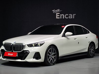 2025 BMW 5 SERIES 照片 1