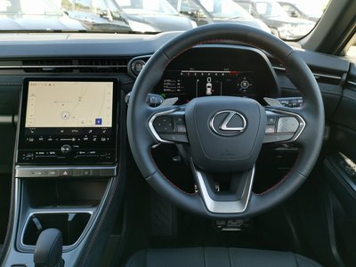 2025 Lexus LBX — миниатюра 17