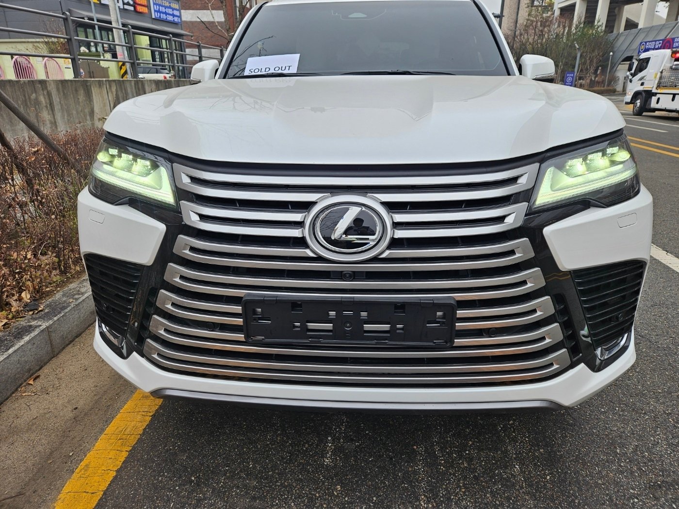 LEXUS LX - View 1