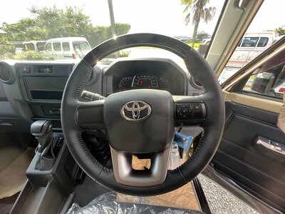 TOYOTA LAND CRUISER 70 - 9