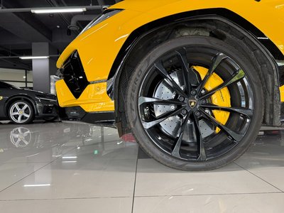 LAMBORGHINI URUS - 3