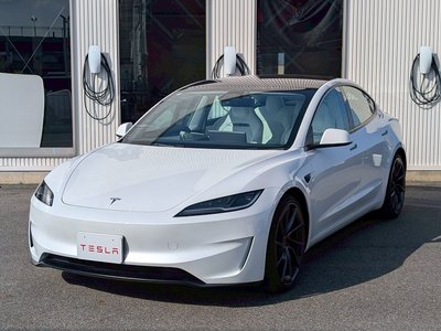 TESLA MODEL 3 - 2