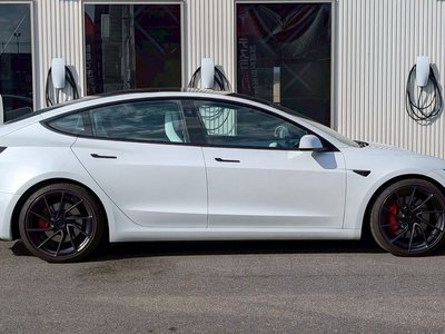 TESLA MODEL 3 - 10