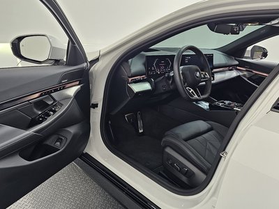 صورة 10 لـ 2025 BMW 5 SERIES
