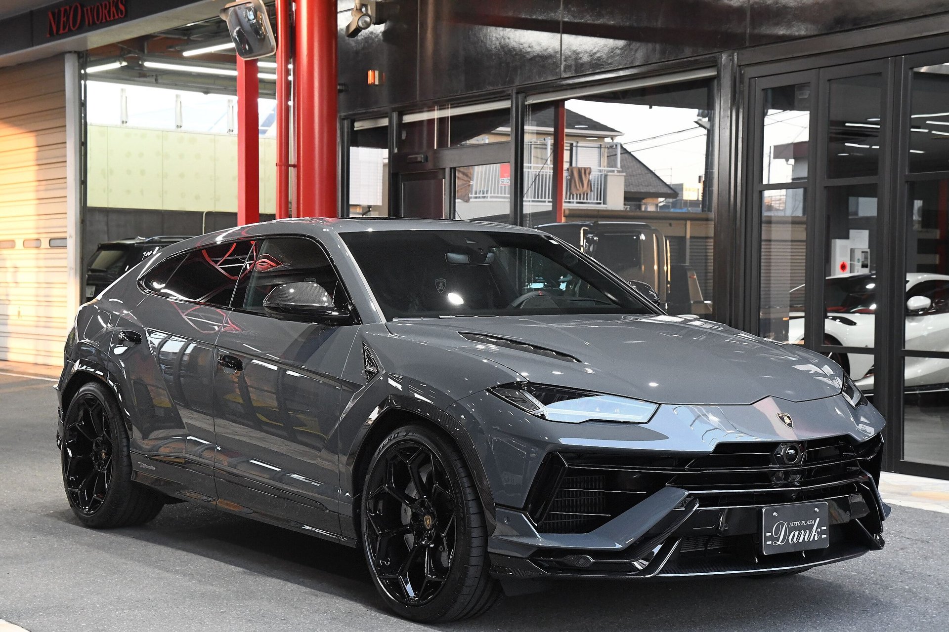 LAMBORGHINI URUS - View 1