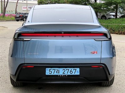 TESLA MODEL Y - 3